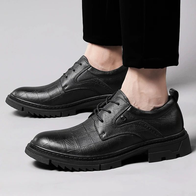 Versatile Lace-up Shoes