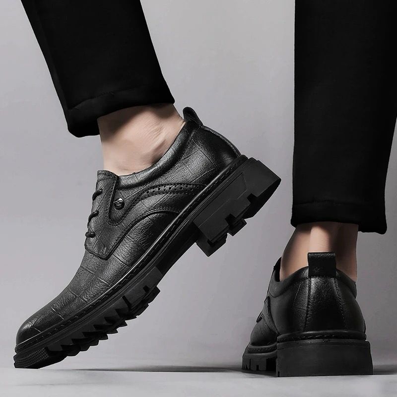 Versatile Lace-up Shoes
