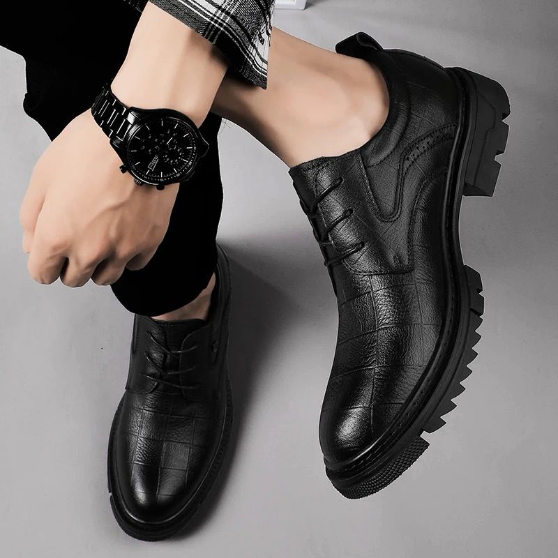 Versatile Lace-up Shoes